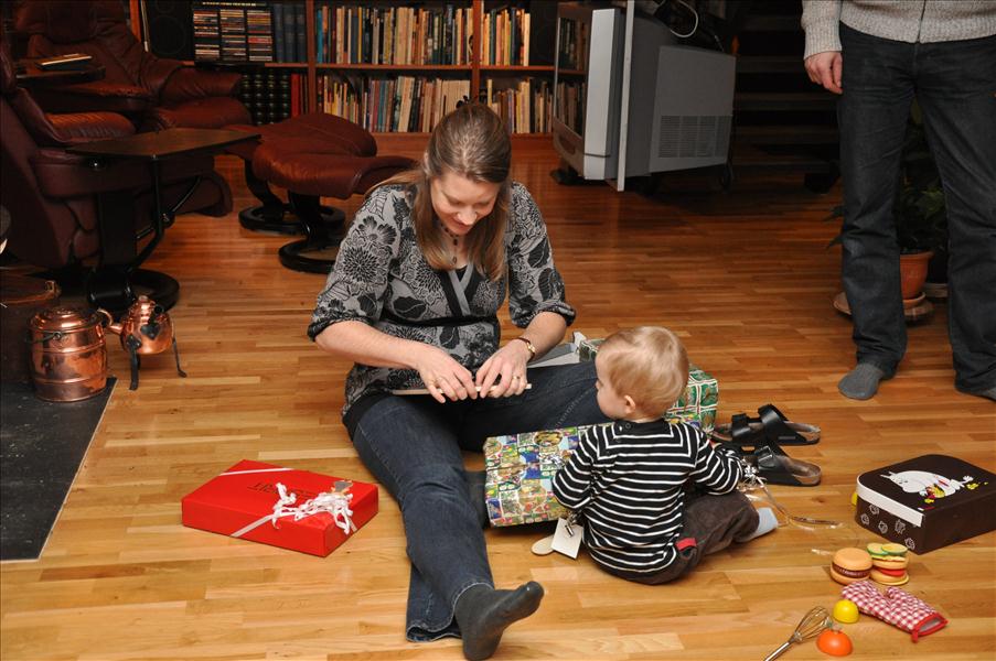 Mia assisterar Ludvig