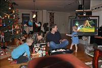 Nu är hela familjen Skoglund engagerade i julklappsöppnande. Pontus fick många Star Wars-prylar.