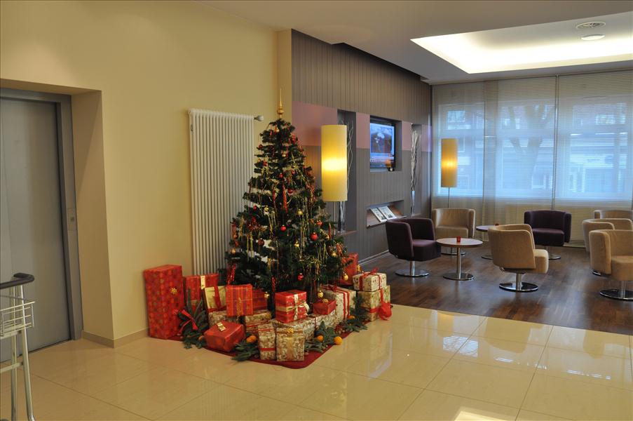Jul ien ganska steril hotellobby