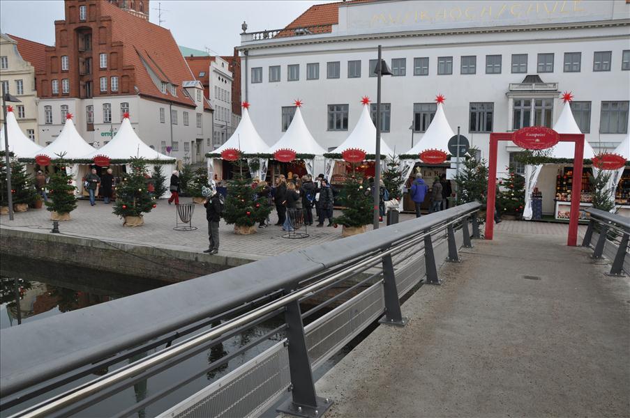 H�r nere vid kanalen fanns en julmarknad f�r barnen