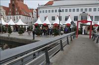 H�r nere vid kanalen fanns en julmarknad f�r barnen