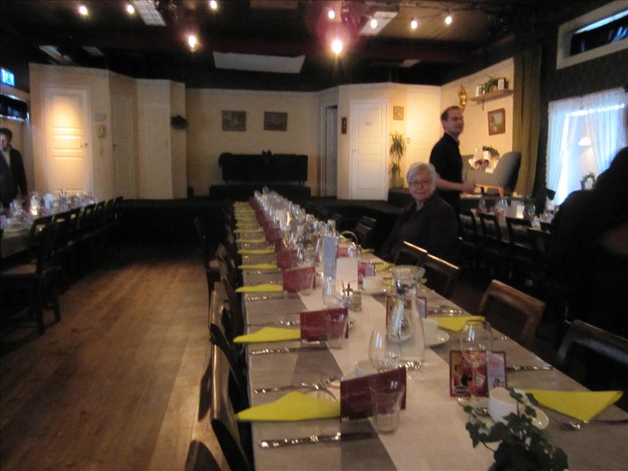 Hr terman och ser p teater. Scenen r lngst bort.