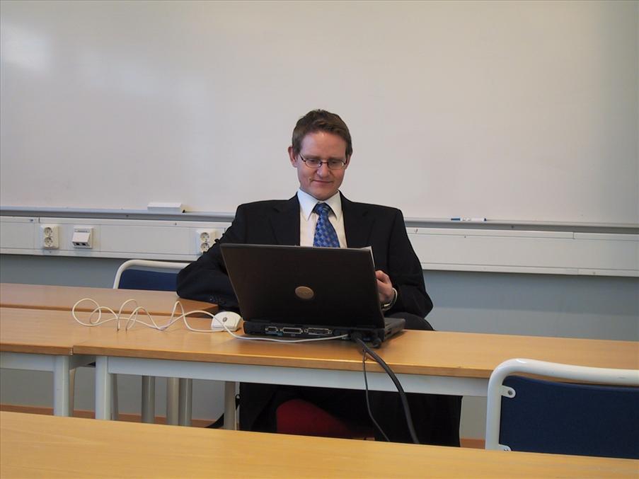 �nnu har seminariet inte startat - Matte fortfarande lugn trots att projektorn inte �r p� plats