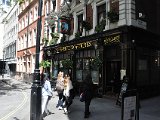 Nu är det dags för en lunchpub. Det blir The Sherlock Holmes: &#34;Den byggdes 1846. Tvärs över gatan från puben räknat fanns på den tiden Northumberland Hotel. Hotellet var respektabelt nog att ta emot besökare från landsbygden när de besökte London, och valdes av Doyle (Arthur Conan Doyle) som en lämplig plats för Sherlock Holmes att för första gången möta sir Henry Baskerville.&#34;