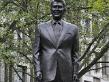 Utanför amerikanska ambassden står Reagan staty
