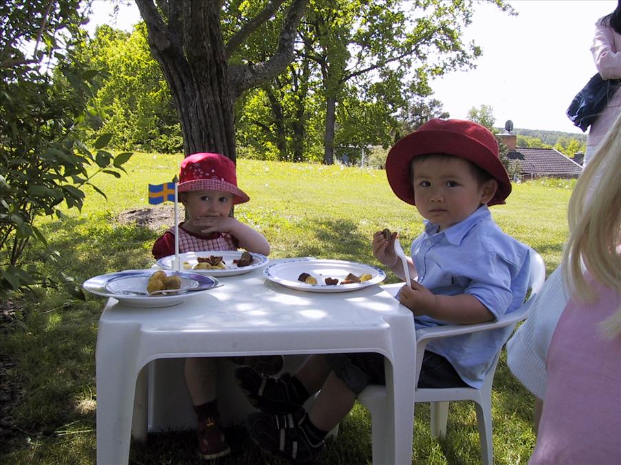 Klara och David tycker att k�ttbullar och korv smakar bra(?)