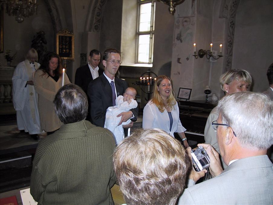 N�jda f�r�ldrar och faddrar p� v�g ut.