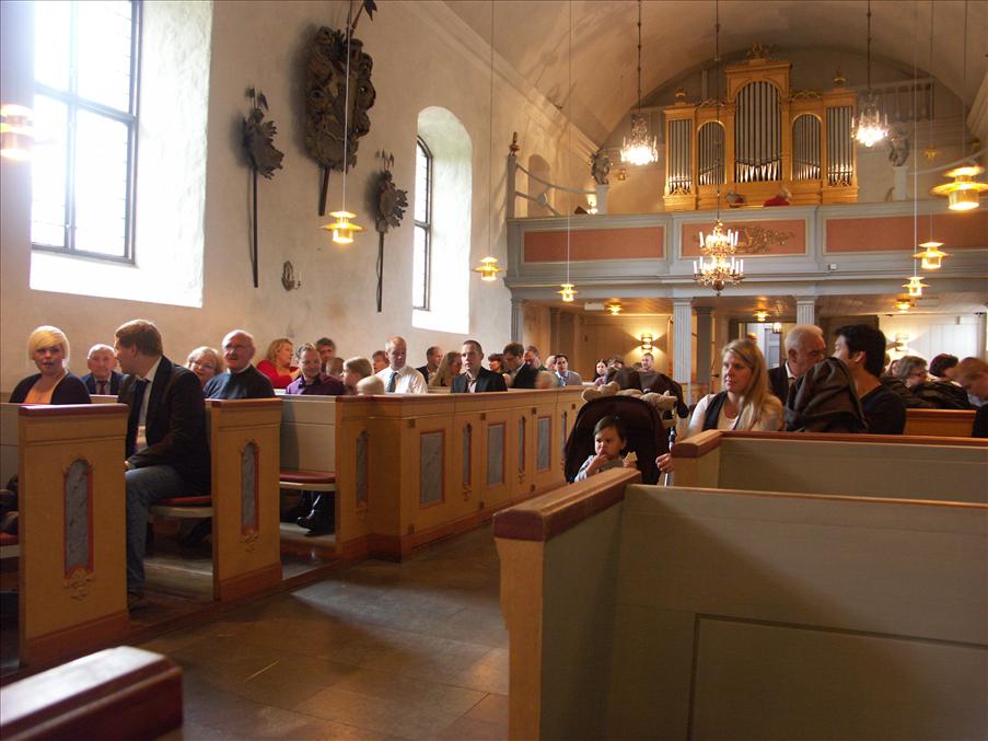 Ganska mycket folk i kyrkan