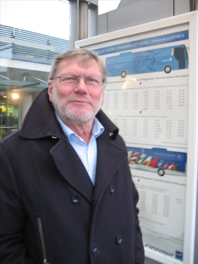 H�r v�ntar vi p� bussen som ska ta oss till j�rnv�gsstationen i stan.