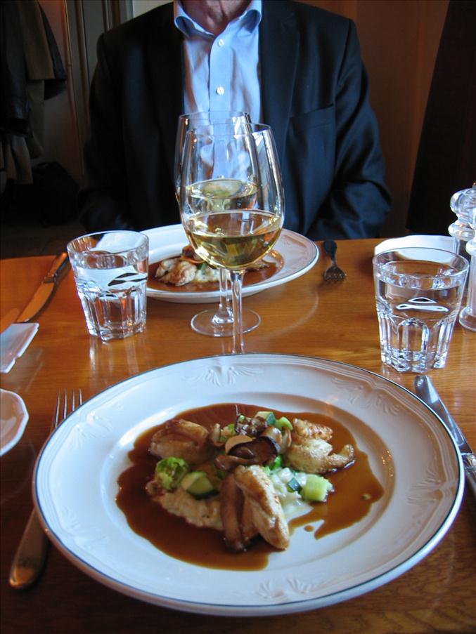 Som huvudr�tt serverades abborre p� risottob�dd - mycket gott! D�rtill ett vin p� druvan voignier.