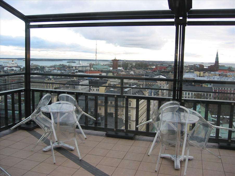 Efter lunchen tog vi oss upp till 12:e v�ningen i Torni (med hiss n�stan hela v�gen...)