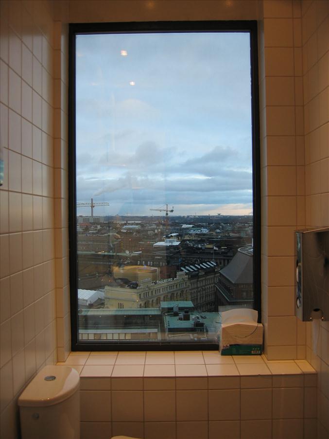 Torni �r k�nd f�r sin herrtoalett med utsikt �ver stan...