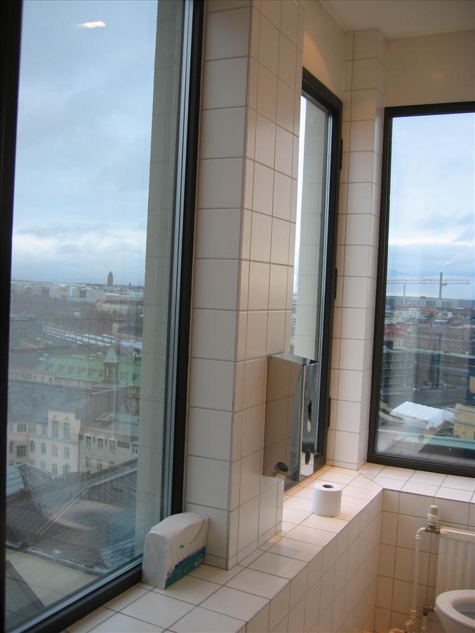 ...men �nnu mera k�nd f�r sin damtoalett med utsikt �t tv� h�ll (vem tog bilden?)