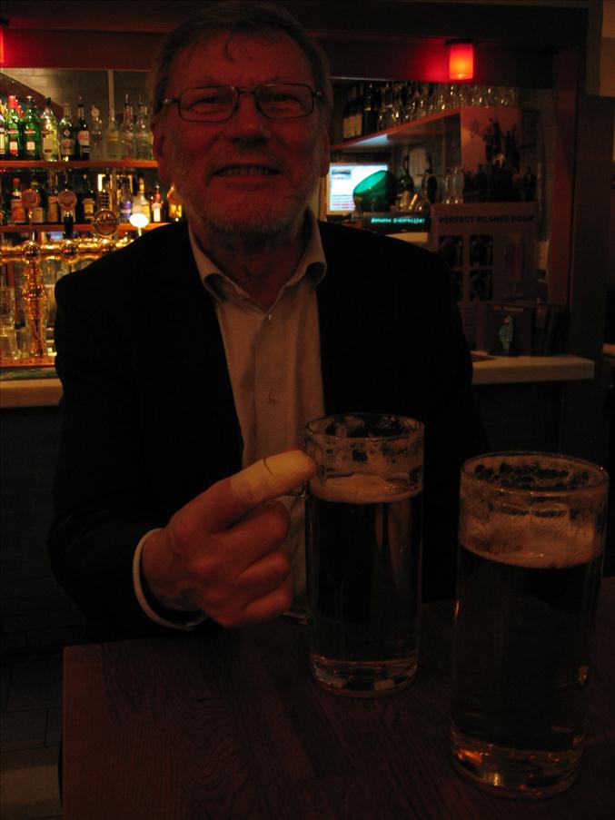 Nu m�ste vi skynda oss till flygplatsen, men en �l m�ste man ju hinna med. Notera Pelles skadade finger (skadan var redan skedd innan lunchresan).