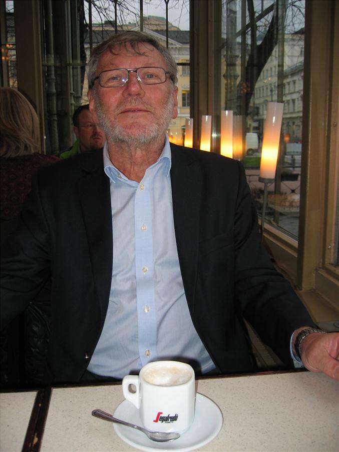 P� caf� Kappeli intogs en varsin cappuccino i mycket lugnt tempo