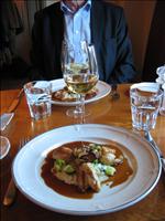 Som huvudr�tt serverades abborre p� risottob�dd - mycket gott! D�rtill ett vin p� druvan voignier.