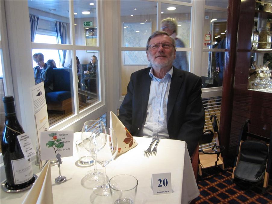 Dags att inta lunchen. Vi var ganska ensamma, det var bara ett bord till som varupptaget. Viltbuff�n drog detso fler g�ster.