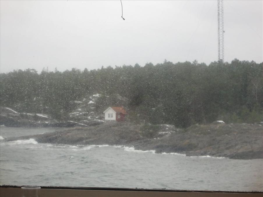 P� v�g in till Grisslehamn ser vi Albert Engstr�ms skrivarstuga