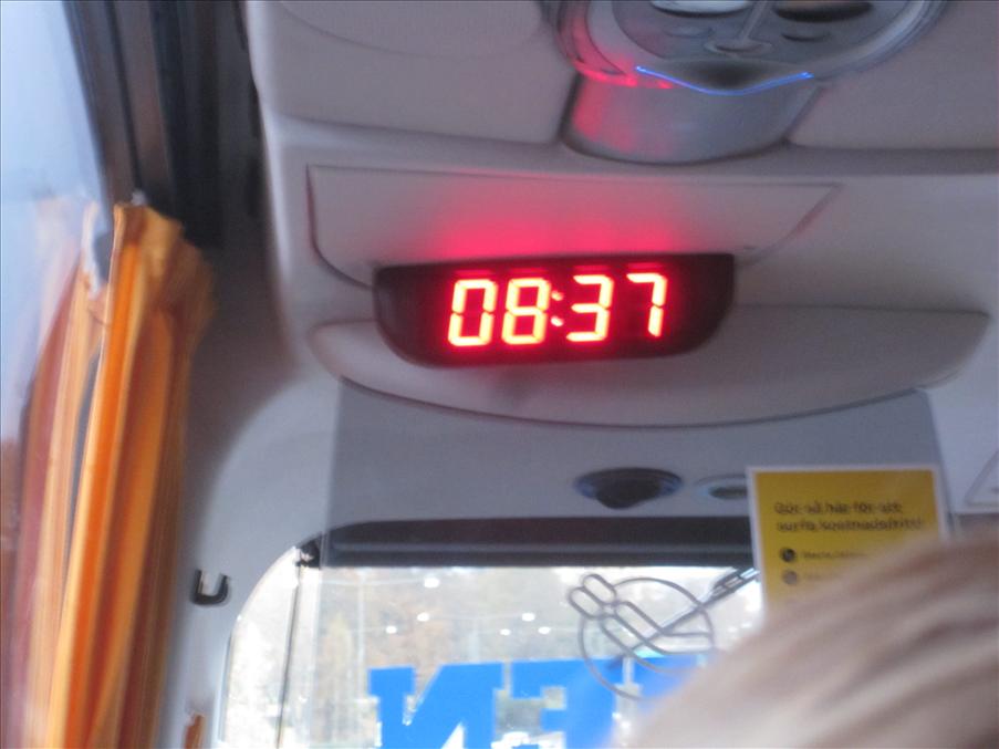 Nu har vi varit p� v�g i 8 minuter - bussen har inte st�llt om till vintertid