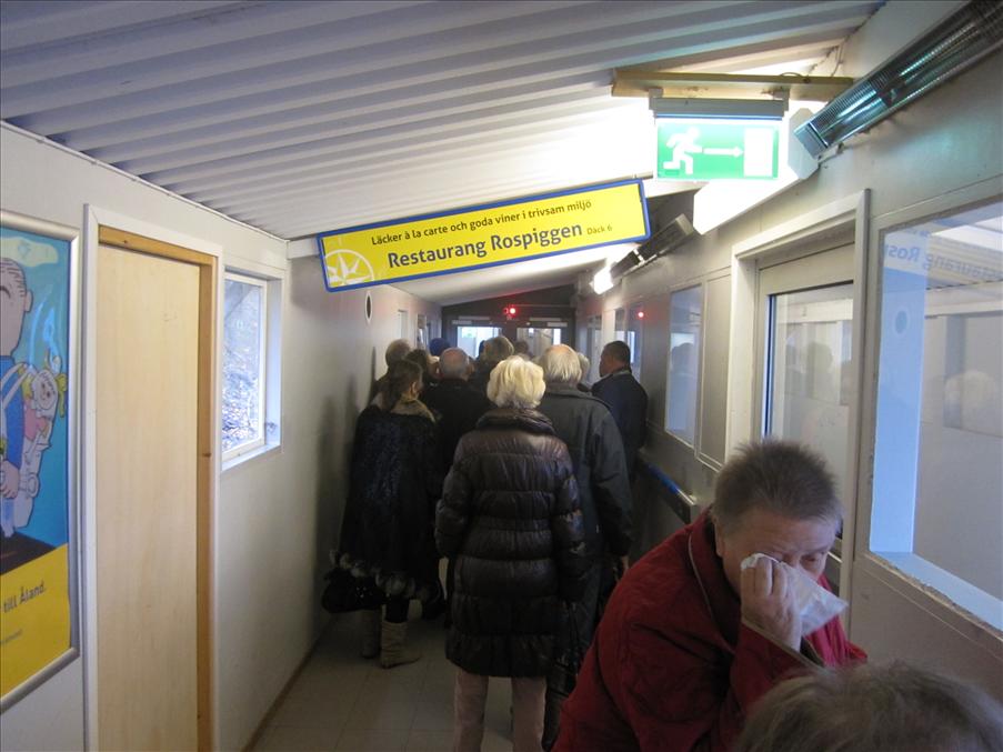 Vi ovana st�llde oss i en kall korridor i v�ntan p� att vi skulle bli ombordsl�ppta. De vana satt i v�rmen i terminalhuset.