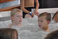 Oscar och Lucas i bubbelpoolen