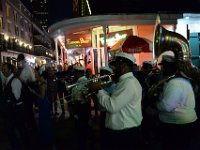 Ett bröllopsfölje, med orkester, korsade plötsligt Bourbon street