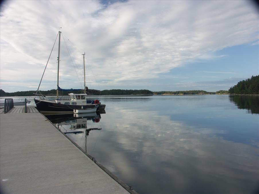 Morgon igen. Nu ser det lungt ut men ig�r kv�ll var det livligare - puben lockade m�nga med b�tar som var mer eller mindre �ronbed�vande. Puben st�ngde kl 24.