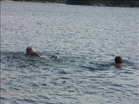 Åke och Gunilla tog sig ett dopp i det 20-gradiga vattnet