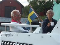 Bredvid v�r b�t l�g Caprice med Lennart och Ulla-Britt som (s� sakta?) var p� v�g hem mot G�vle