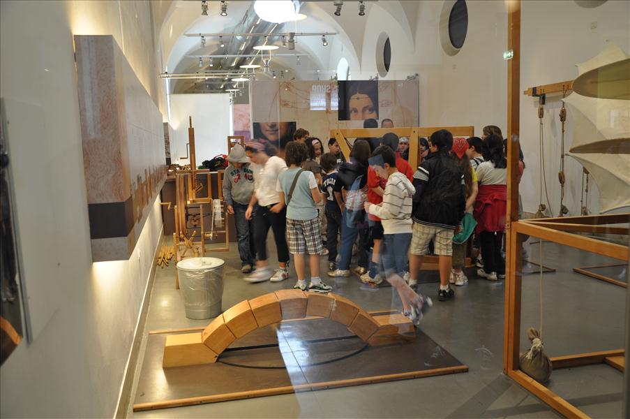 Vi bes�kte det tekniska museet. H�r ser man iLab Leonardo d�r barn f�r g�ra experiment baserat p� Leonardo da Vincis id�er. H�r finns andra iLabs ocks�, bl.a. iLab Nano, iLab Robot och iLab Nutrition.