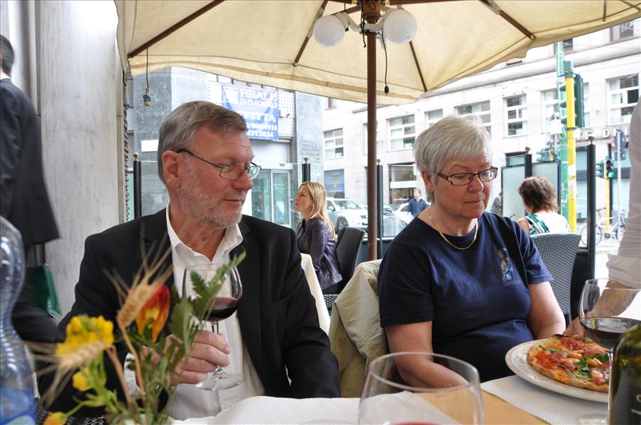 Denna lunch var inte en h�jdare. Pelle fick in sin mediokra pizza n�r vi andra �tit upp.