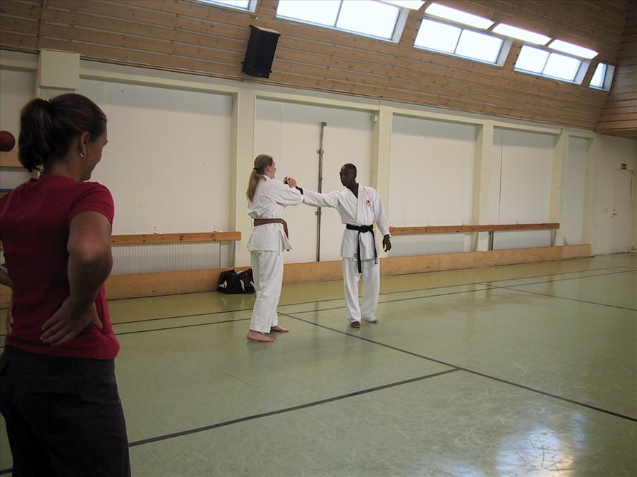 Mia i brunt b�lte och Kalate med svart, vilken duell...