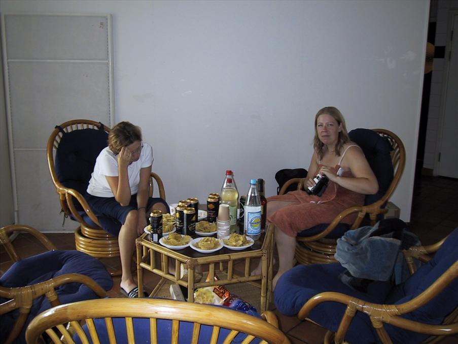 Sabina & Christina relaxar bredvid
