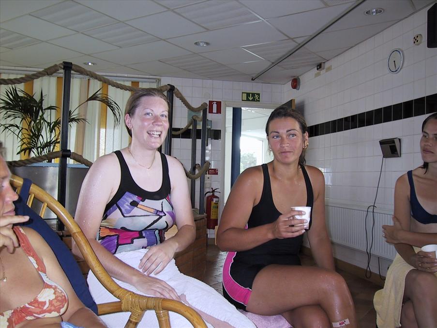 ...och lite r�d i fejset men glad �r Mia som bubblat i minst en timme