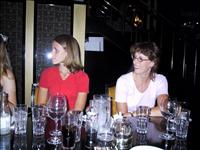 Carina A & Janicka lyssnar p� Mias ljug