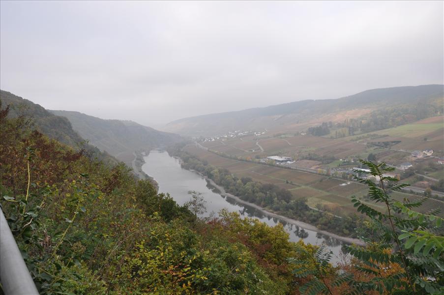 Mosel f�rsvinner i diset, men molnen har nu l�ttat och vi kan se en skymt av solen ibland
