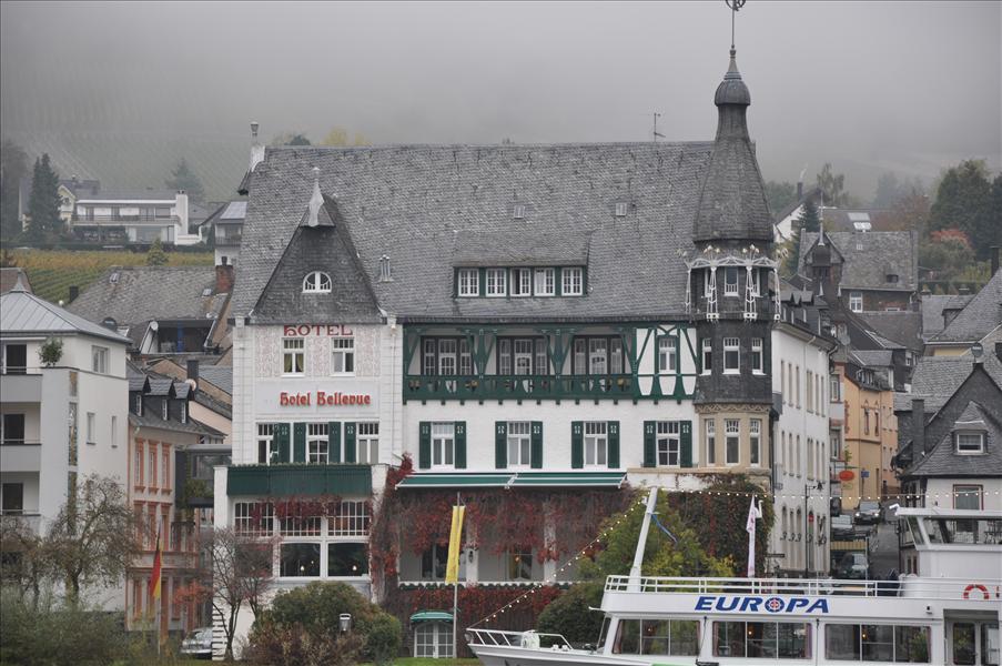 Hotell Bellevue, p� Traben-sidan, �r k�nt f�r sin konsekventa jugendinredning
