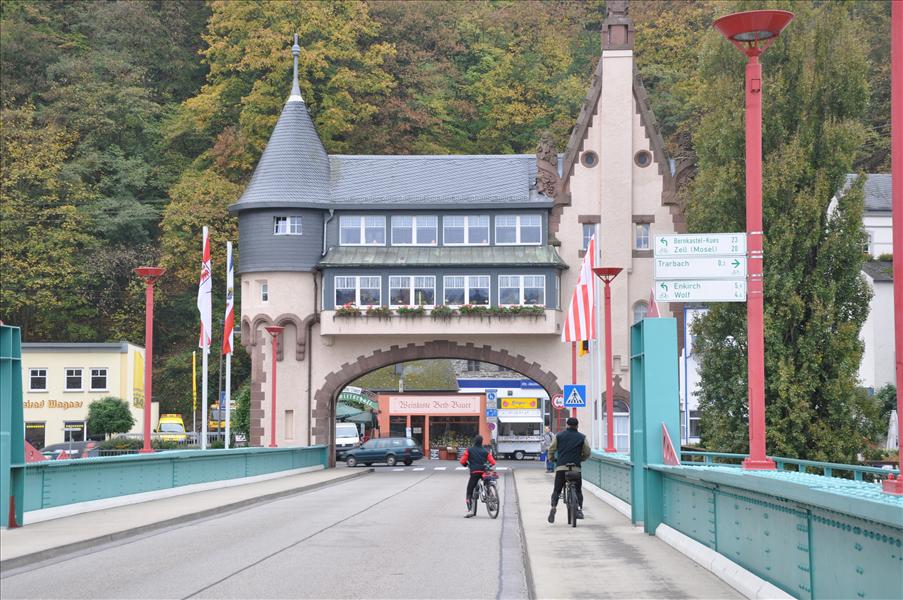 Likas� denna byggnad �ver Trarbach-brof�stet som inhyser ett kaf�
