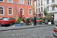 P� andra sidan gatan har hotellet en uteservering, men v�dret inbj�d inte till bes�k d�r.
