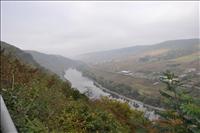 Mosel f�rsvinner i diset, men molnen har nu l�ttat och vi kan se en skymt av solen ibland
