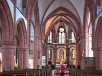 ...men först en titt i kyrkan som ligger intill fästningen