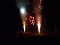 På hotellet pågick en bröllopsfest. Brudens far(?) bjöd på fyrverkeri.