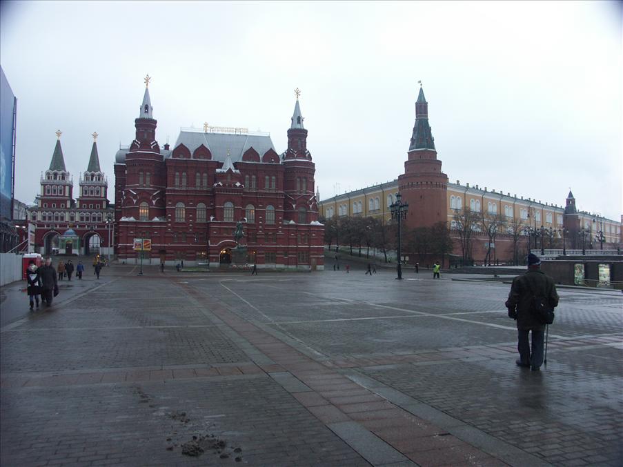 Till h�ger ligger Kreml och rakt fam bakom det r�da huset (med historiska museet) finns R�da Torget.