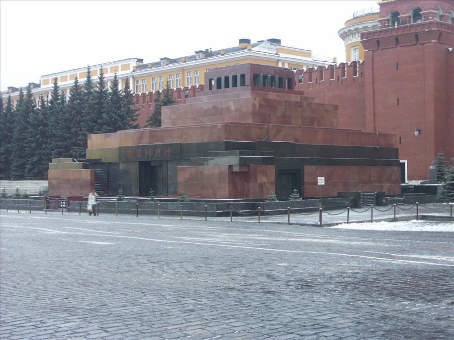 Leninmausoleet. P� hylla brukar partitopparna st�  n�r det �r paraddags.