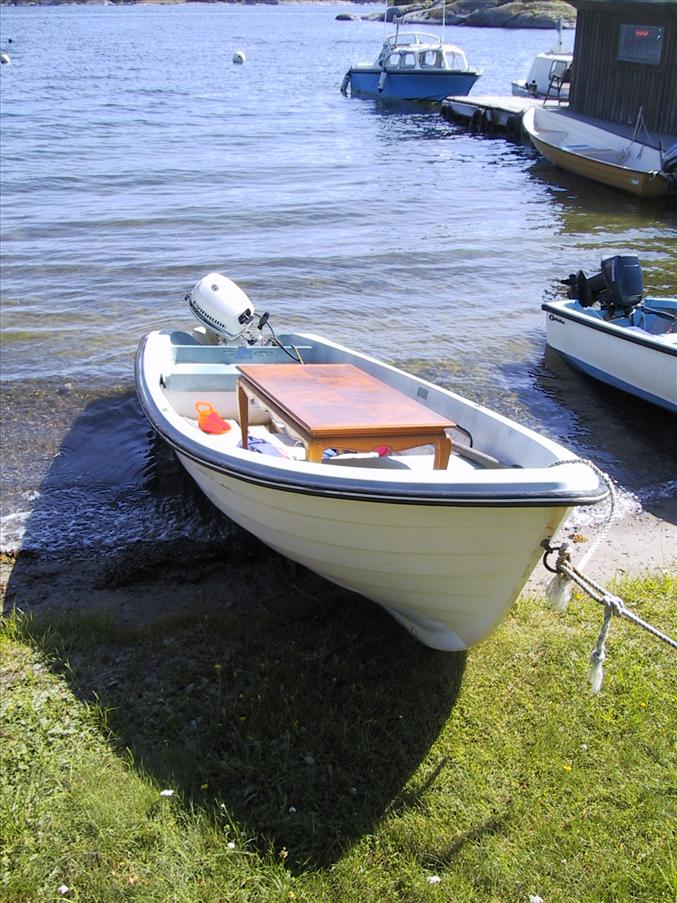 Det verkar passa bra som centerbord i b�ten...