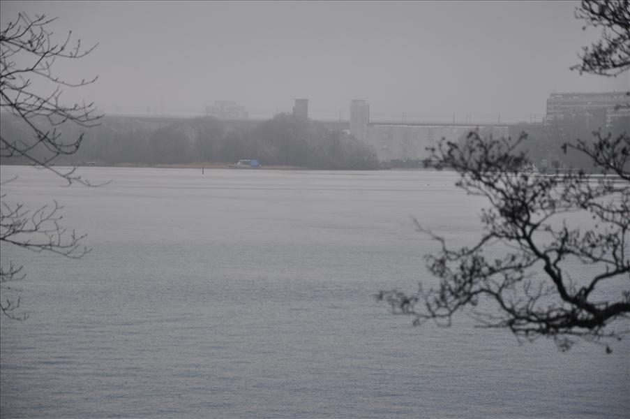 Dimman har l�ttat n�got. S�dersjukhuset till h�ger