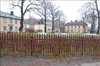 Alldeles vid brons s�dra f�ste ligger dessa tre gamla hus