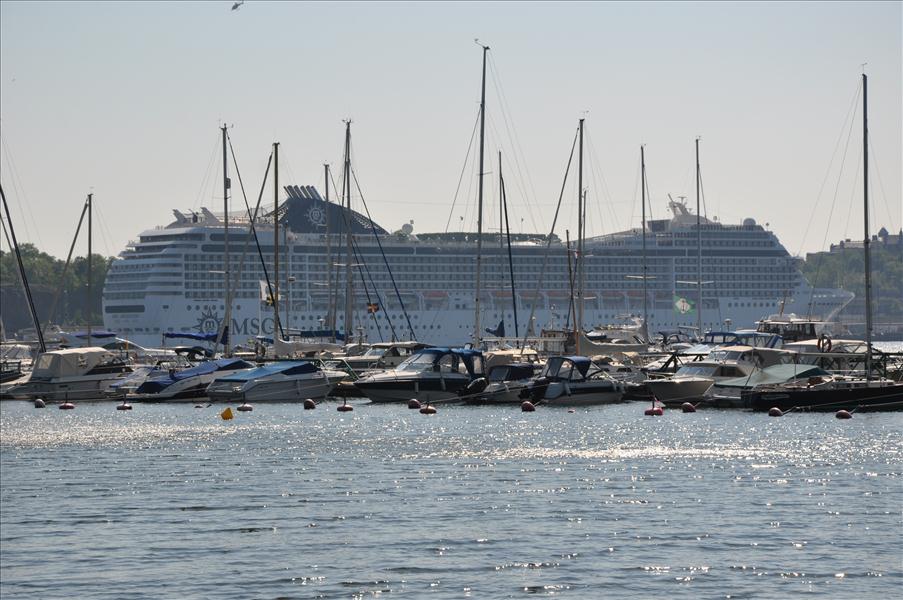 MSC Orchestra �r 293.83 m l�ng och tar 2550 passagerare