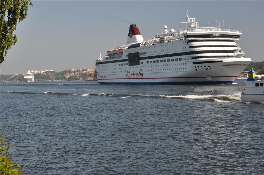 Cinderella p� v�g in. Och bakom henne kommer Birka Paradise