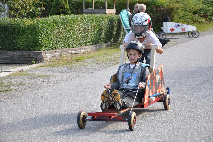 Snabbaste bilen. I mitten av banan fanns en str�cka d�r det var till�tet att skjuta p�.